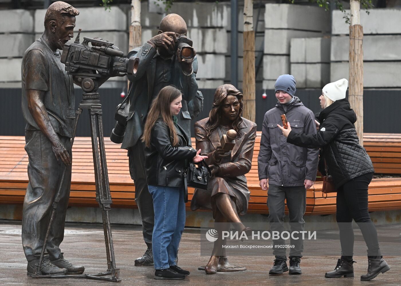 Скульптурная композиция "Российские журналисты" появилась в центре Москвы