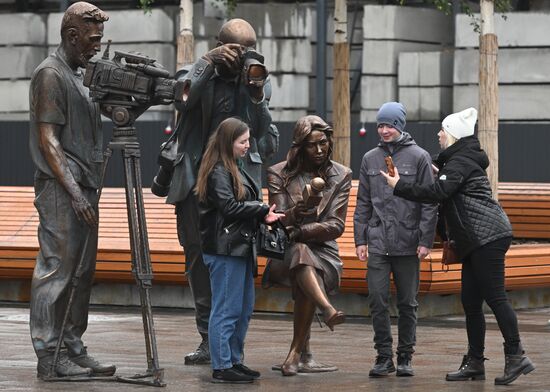 Скульптурная композиция "Российские журналисты" появилась в центре Москвы