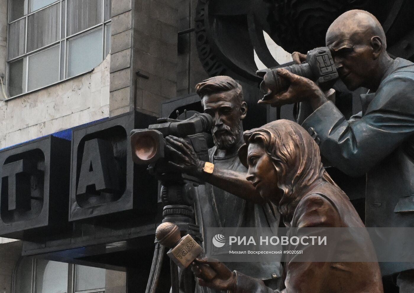 Скульптурная композиция "Российские журналисты" появилась в центре Москвы
