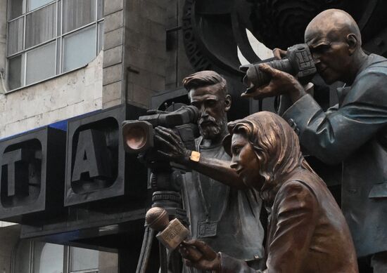 Скульптурная композиция "Российские журналисты" появилась в центре Москвы