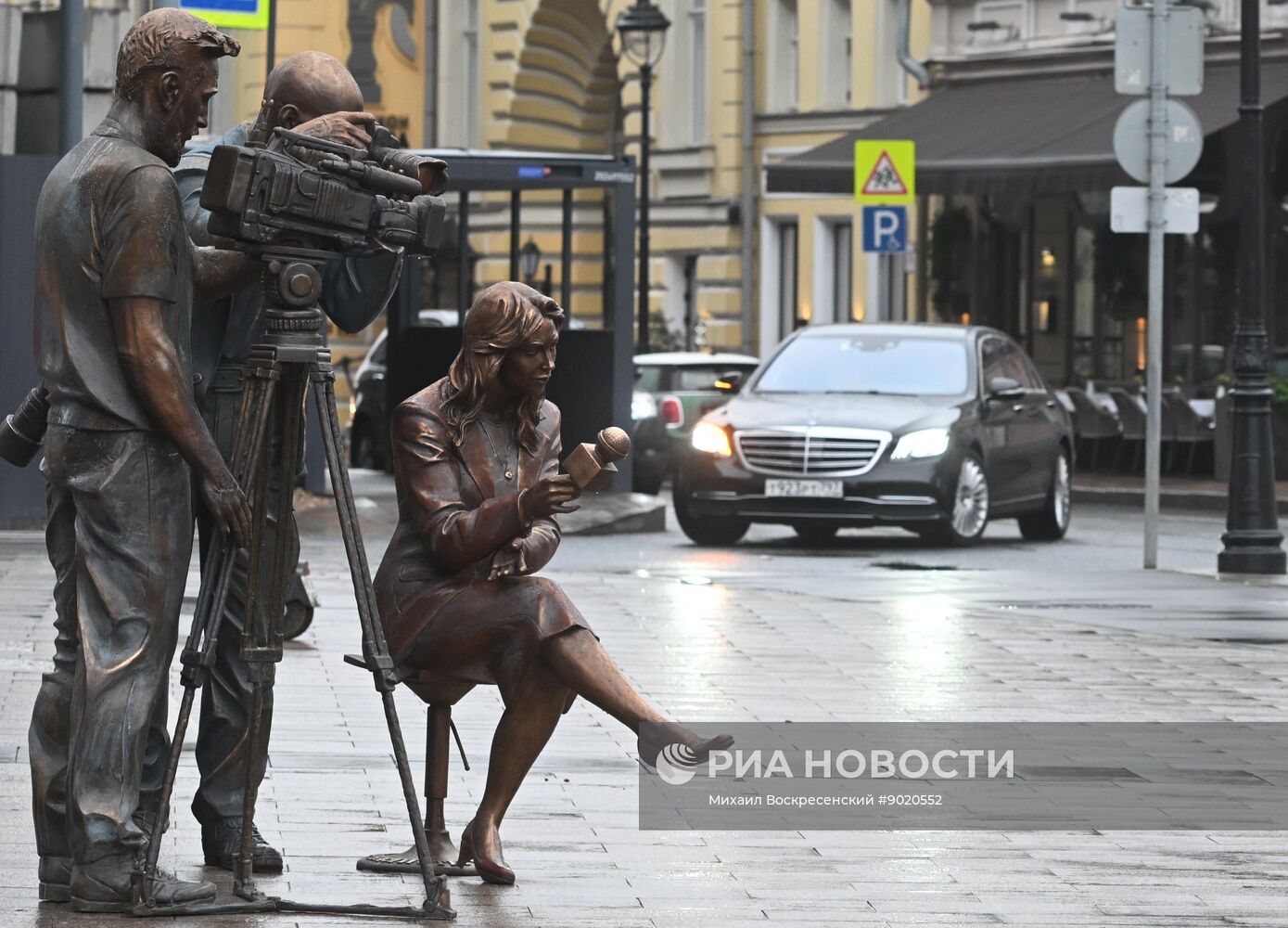 Скульптурная композиция "Российские журналисты" появилась в центре Москвы