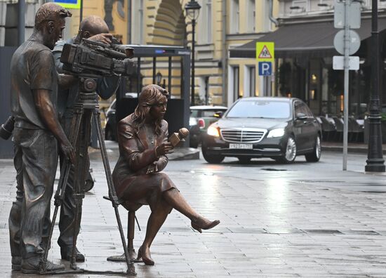 Скульптурная композиция "Российские журналисты" появилась в центре Москвы