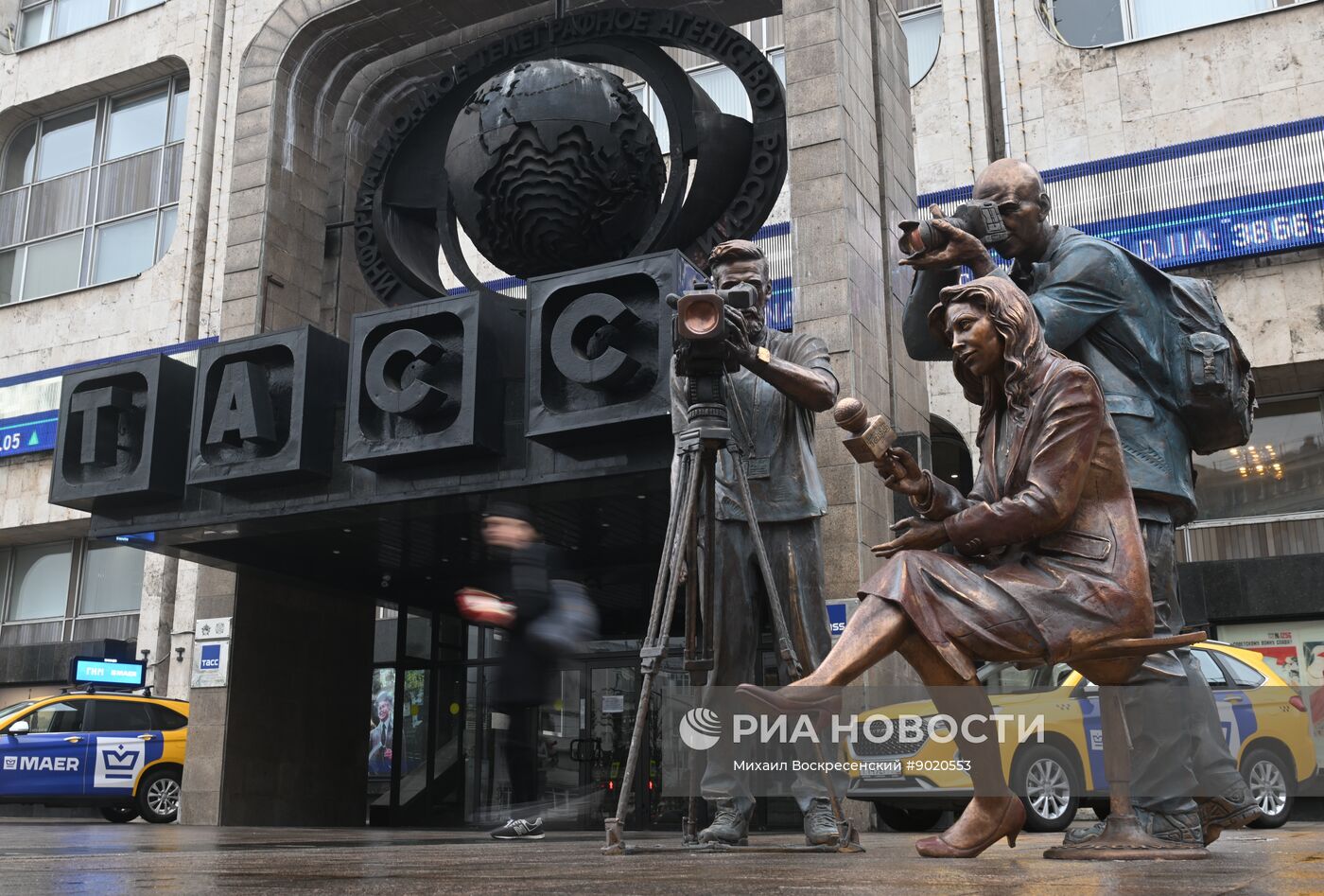 Скульптурная композиция "Российские журналисты" появилась в центре Москвы