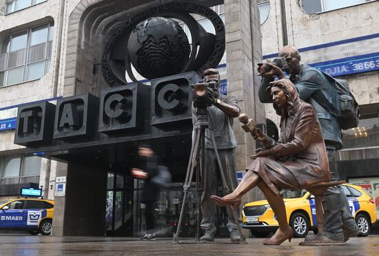 Скульптурная композиция "Российские журналисты" появилась в центре Москвы