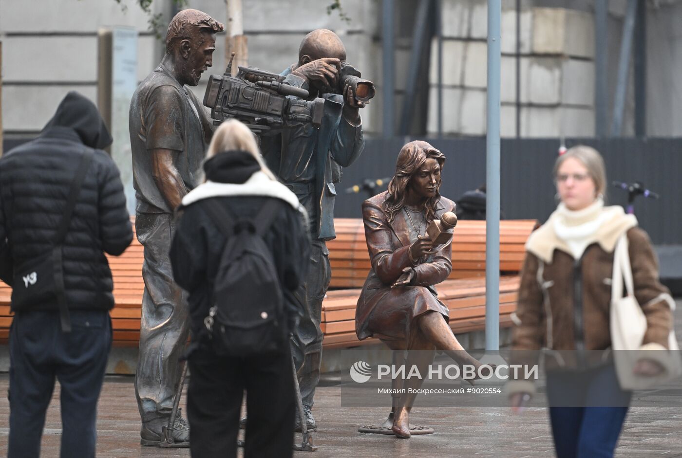 Скульптурная композиция "Российские журналисты" появилась в центре Москвы