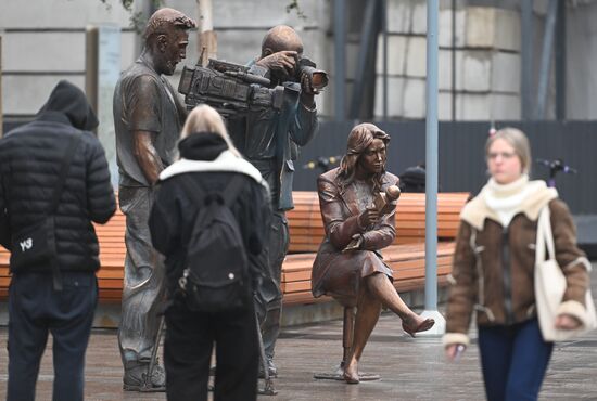 Скульптурная композиция "Российские журналисты" появилась в центре Москвы