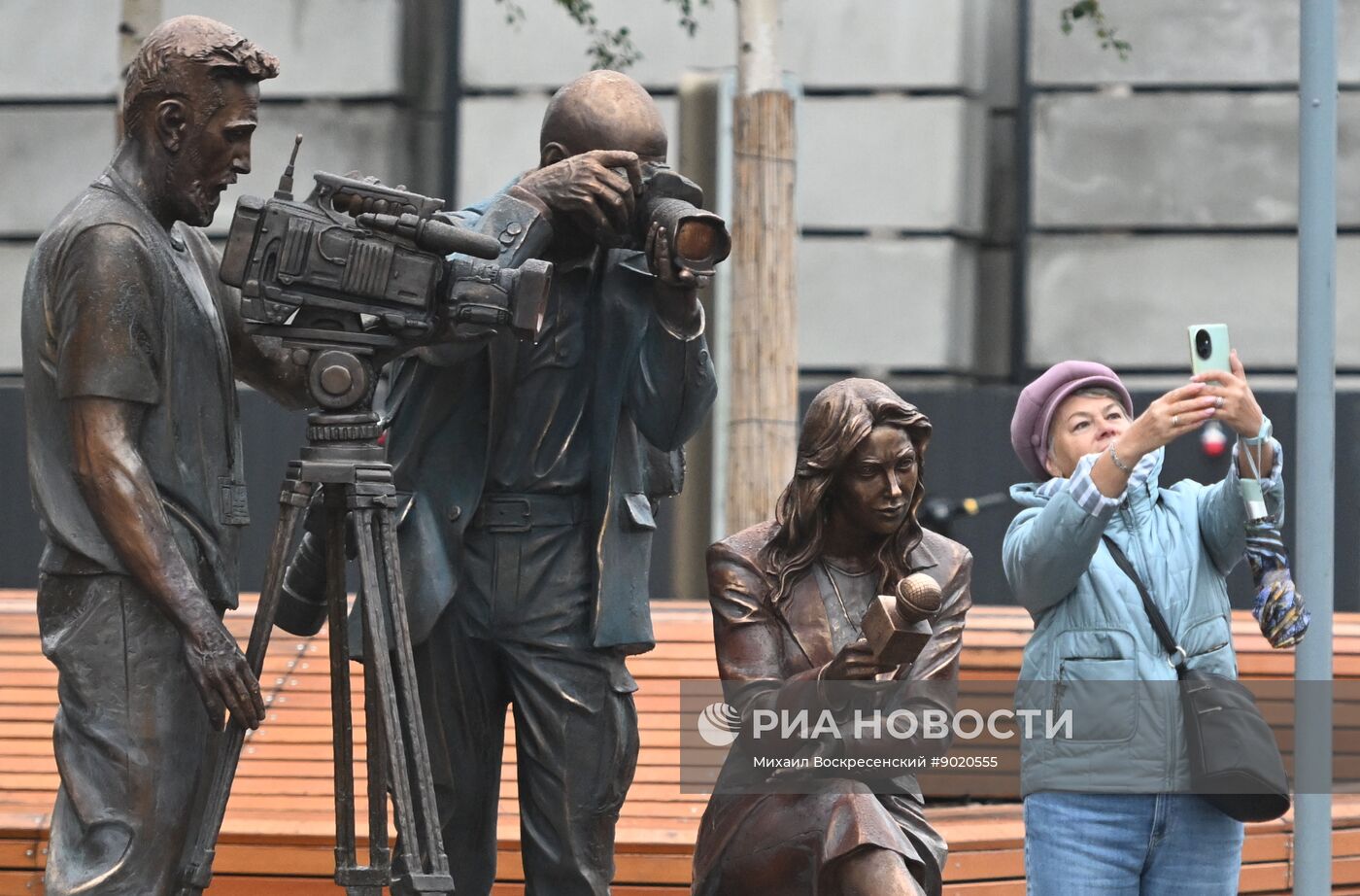 Скульптурная композиция "Российские журналисты" появилась в центре Москвы