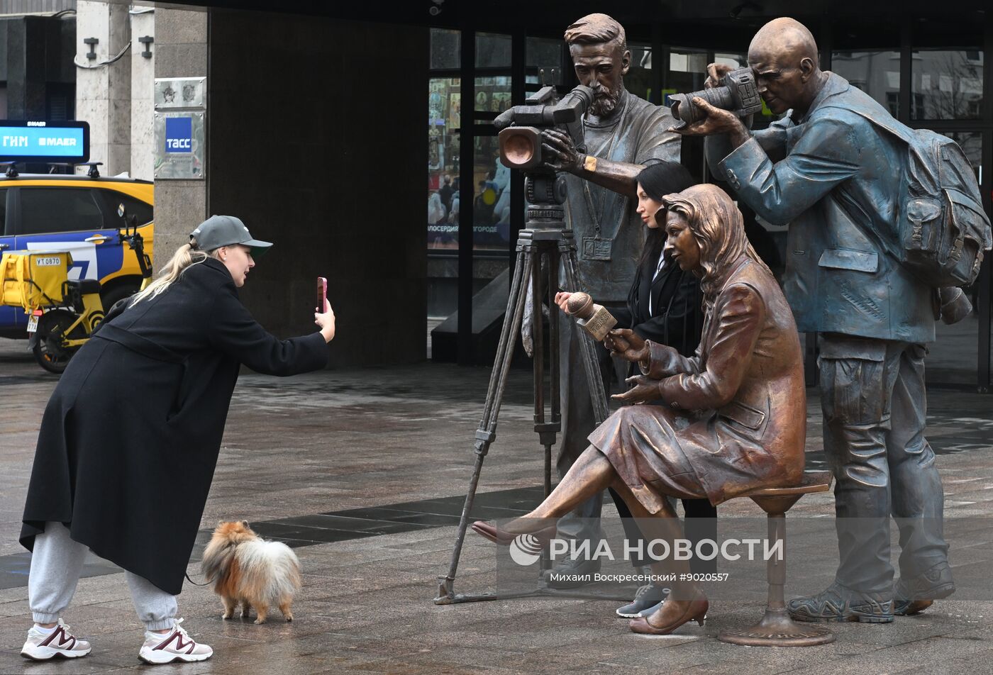 Скульптурная композиция "Российские журналисты" появилась в центре Москвы