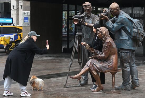 Скульптурная композиция "Российские журналисты" появилась в центре Москвы