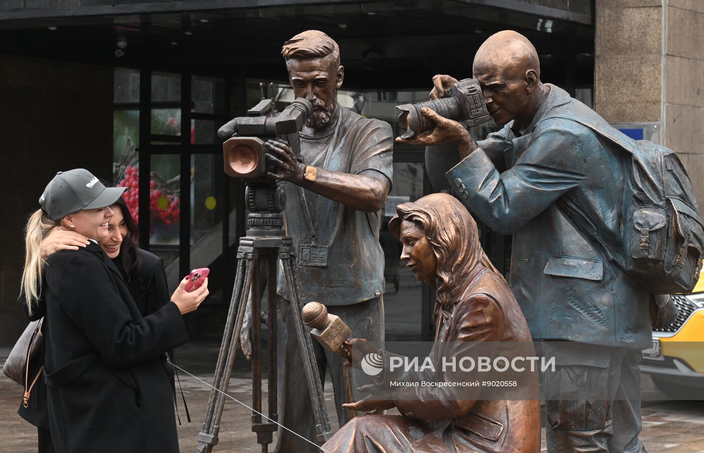 Скульптурная композиция "Российские журналисты" появилась в центре Москвы