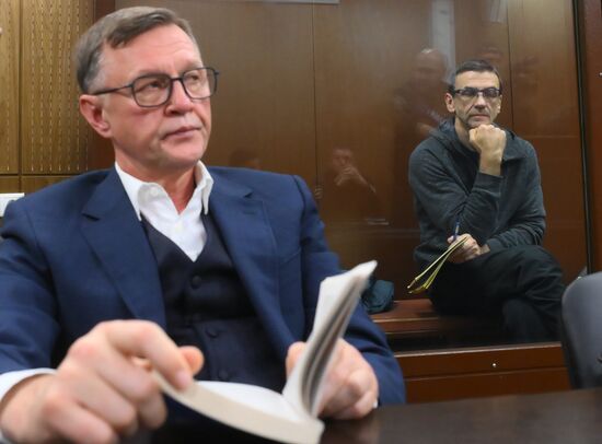 Рассмотрение ходатайства следствия об аресте бывшего министра РФ по вопросам Открытого правительства М. Абызова