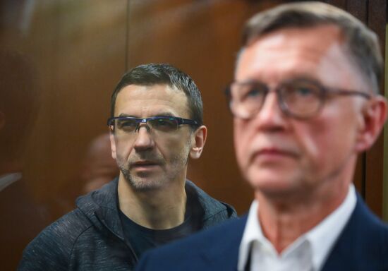 Рассмотрение ходатайства следствия об аресте бывшего министра РФ по вопросам Открытого правительства М. Абызова