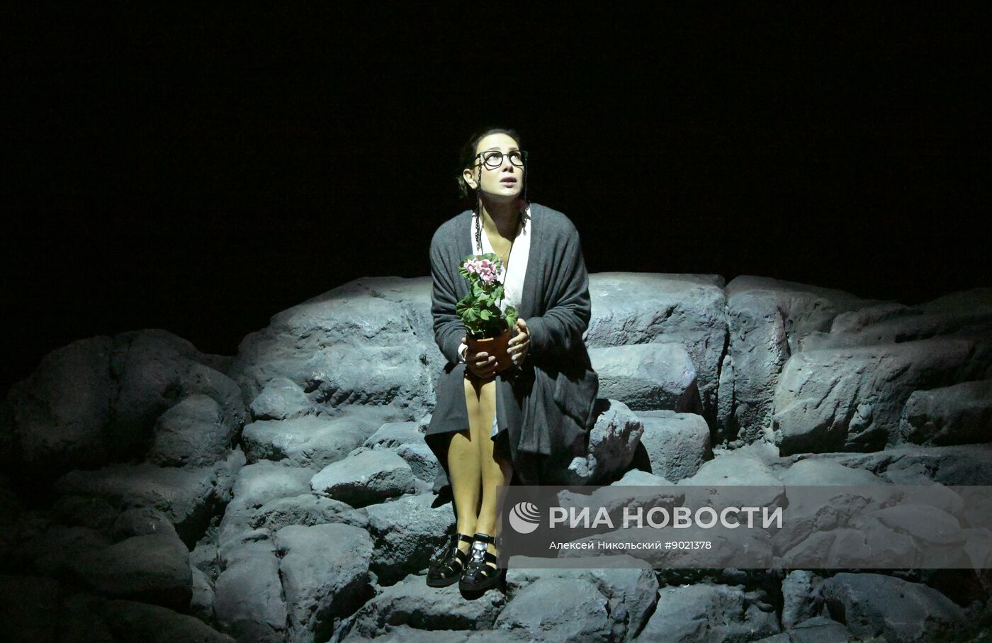 Спектакль "Дорогая Елена Сергеевна"