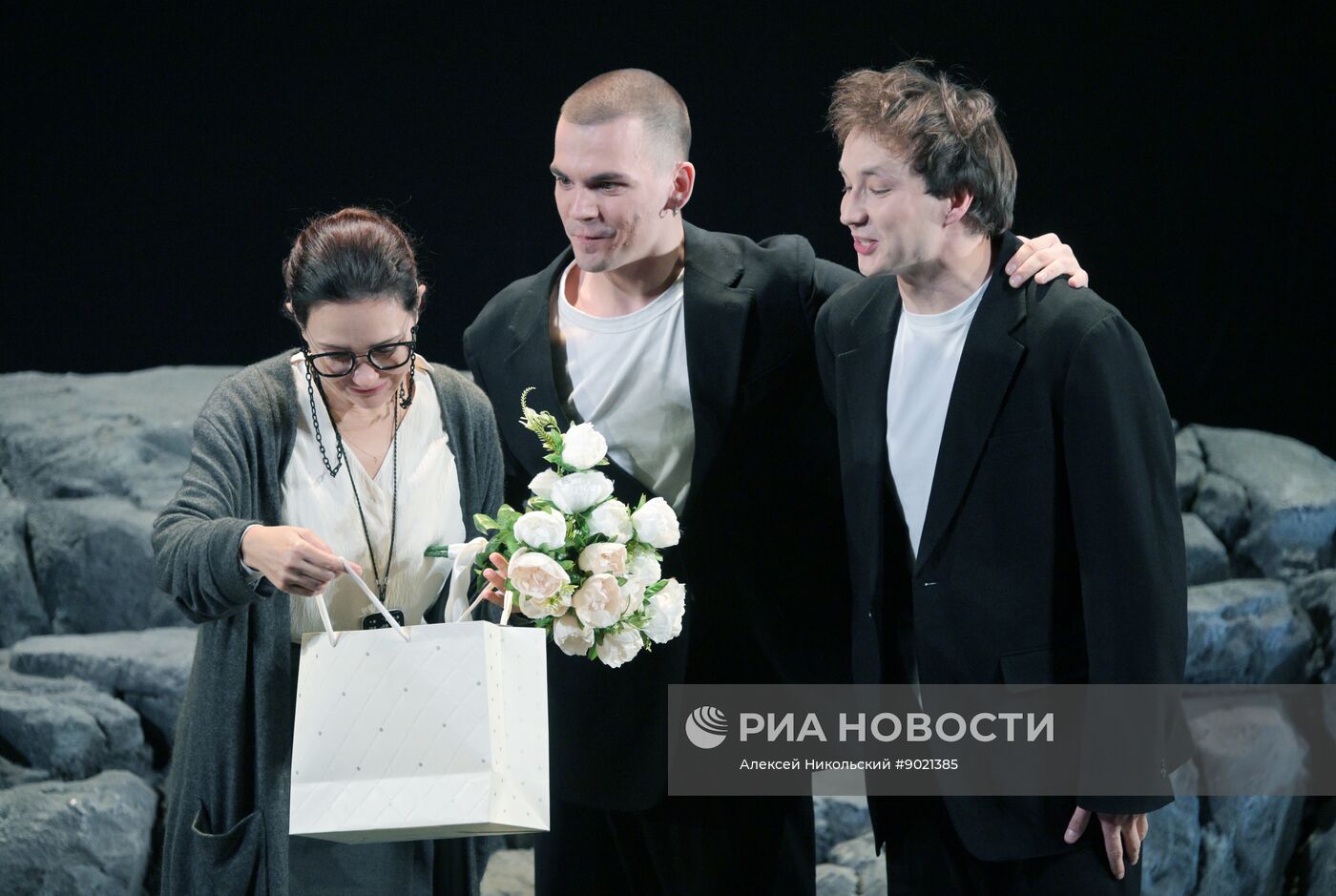 Спектакль "Дорогая Елена Сергеевна"