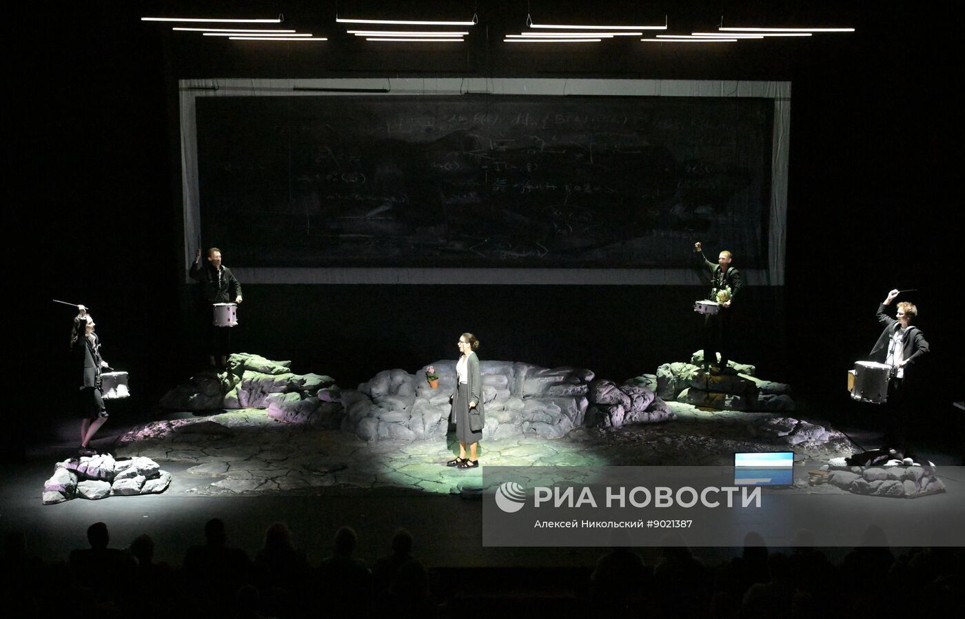 Спектакль "Дорогая Елена Сергеевна"