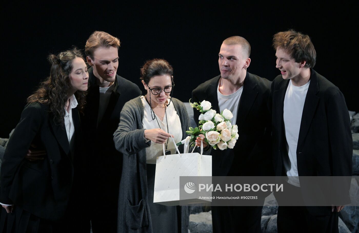 Спектакль "Дорогая Елена Сергеевна"