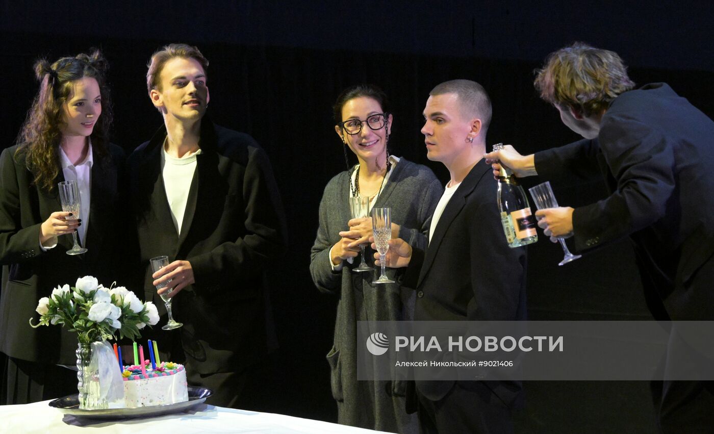 Спектакль "Дорогая Елена Сергеевна"