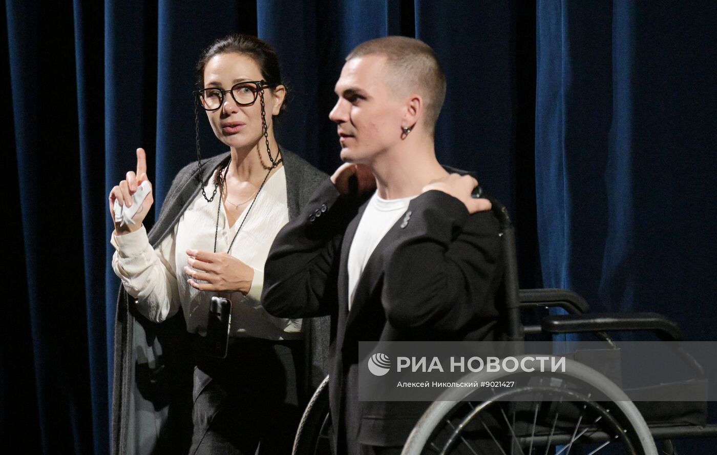 Спектакль "Дорогая Елена Сергеевна"