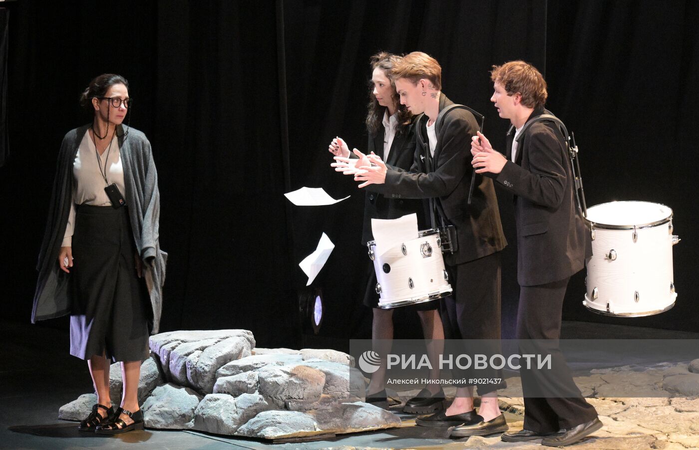 Спектакль "Дорогая Елена Сергеевна"