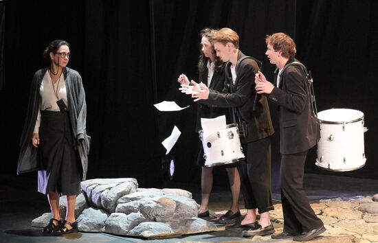 Спектакль "Дорогая Елена Сергеевна"  