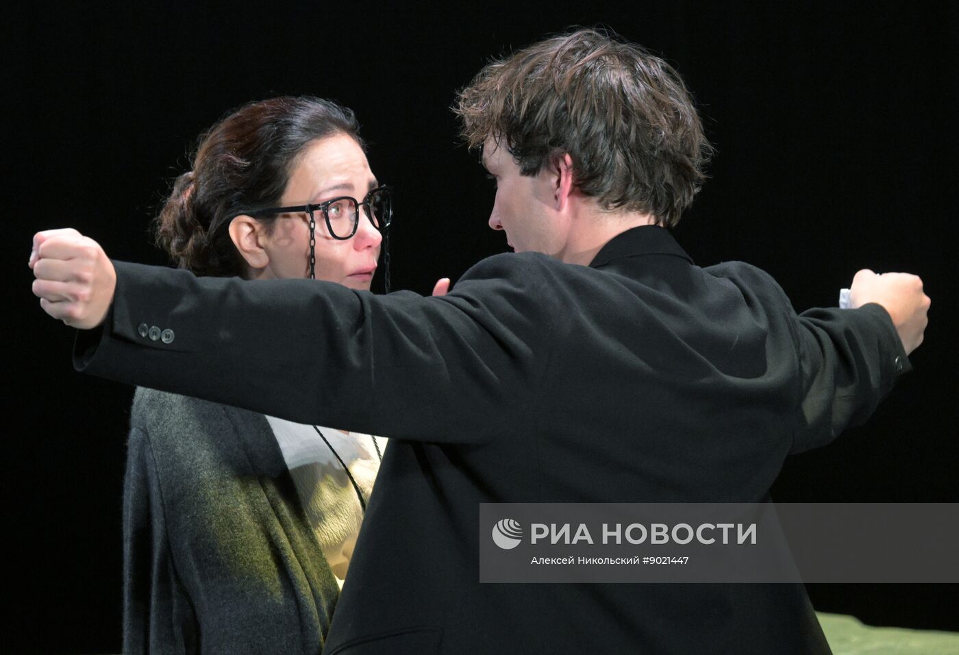 Спектакль "Дорогая Елена Сергеевна"