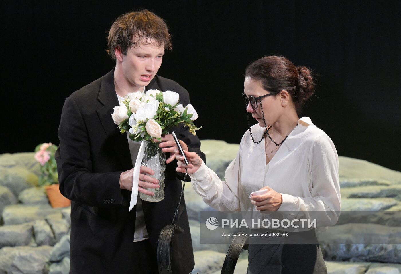 Спектакль "Дорогая Елена Сергеевна"