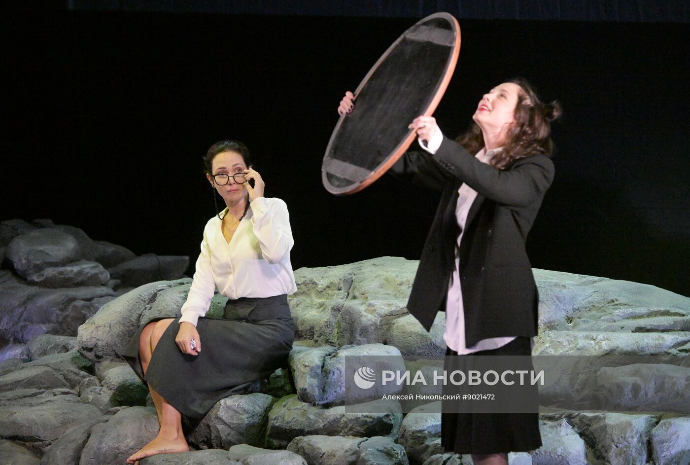 Спектакль "Дорогая Елена Сергеевна"