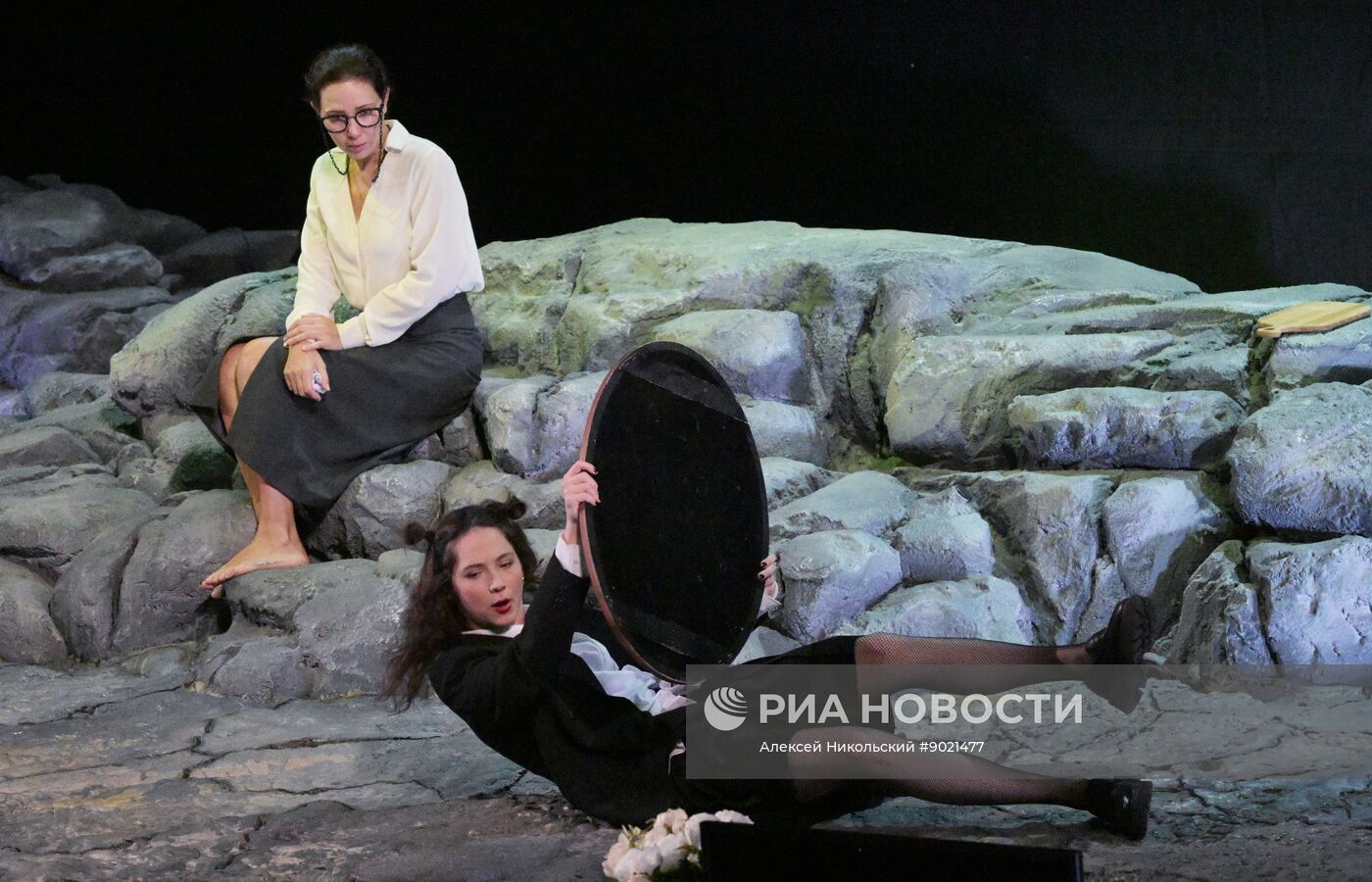 Спектакль "Дорогая Елена Сергеевна"