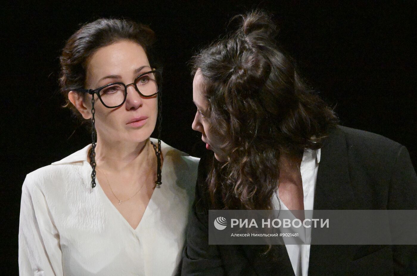 Спектакль "Дорогая Елена Сергеевна"