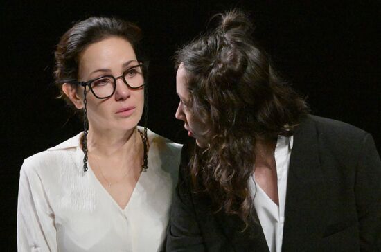 Спектакль "Дорогая Елена Сергеевна"  