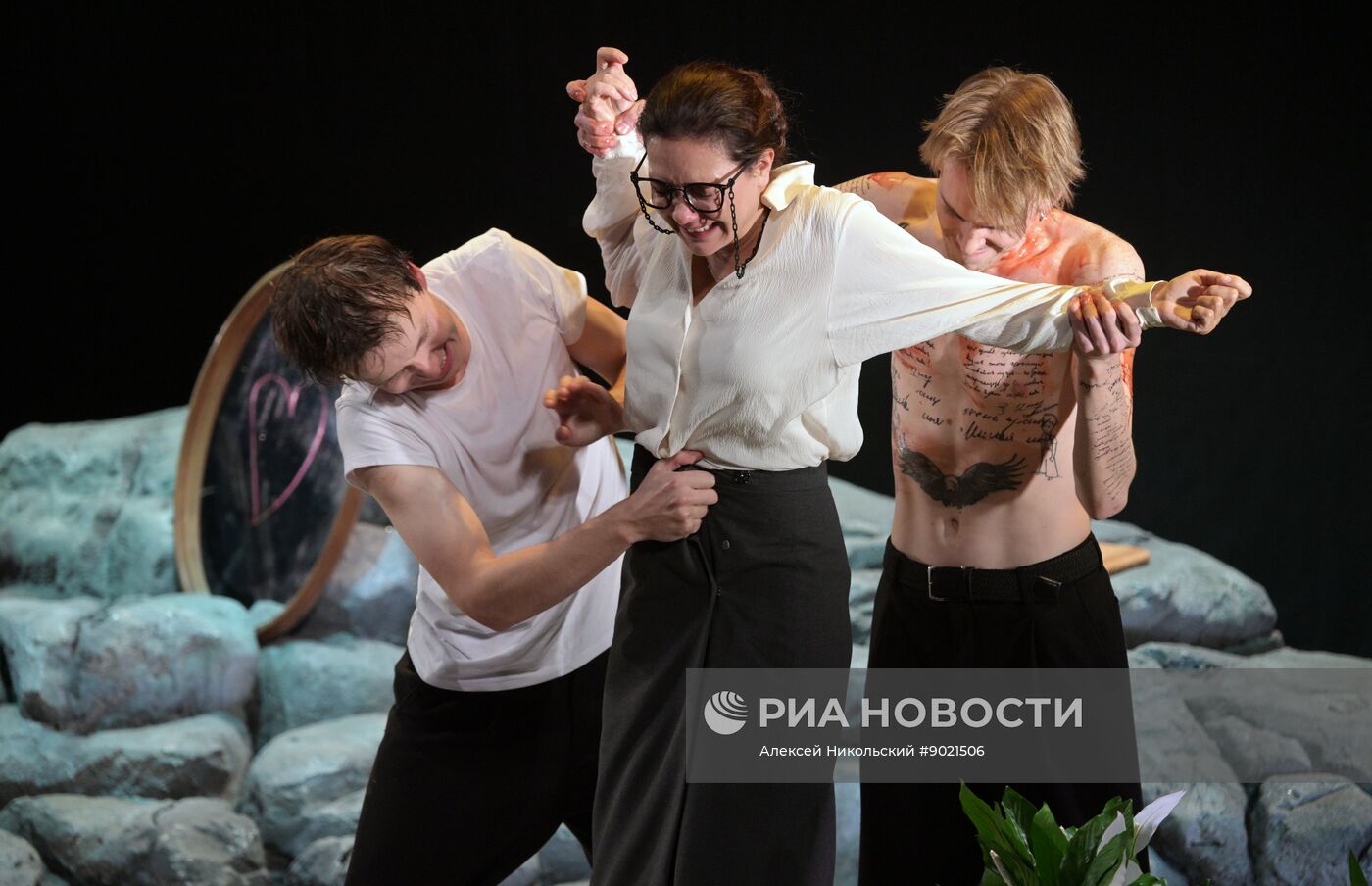 Спектакль "Дорогая Елена Сергеевна"