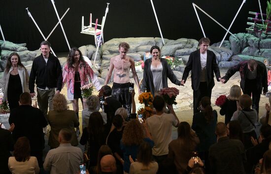 Спектакль "Дорогая Елена Сергеевна"  