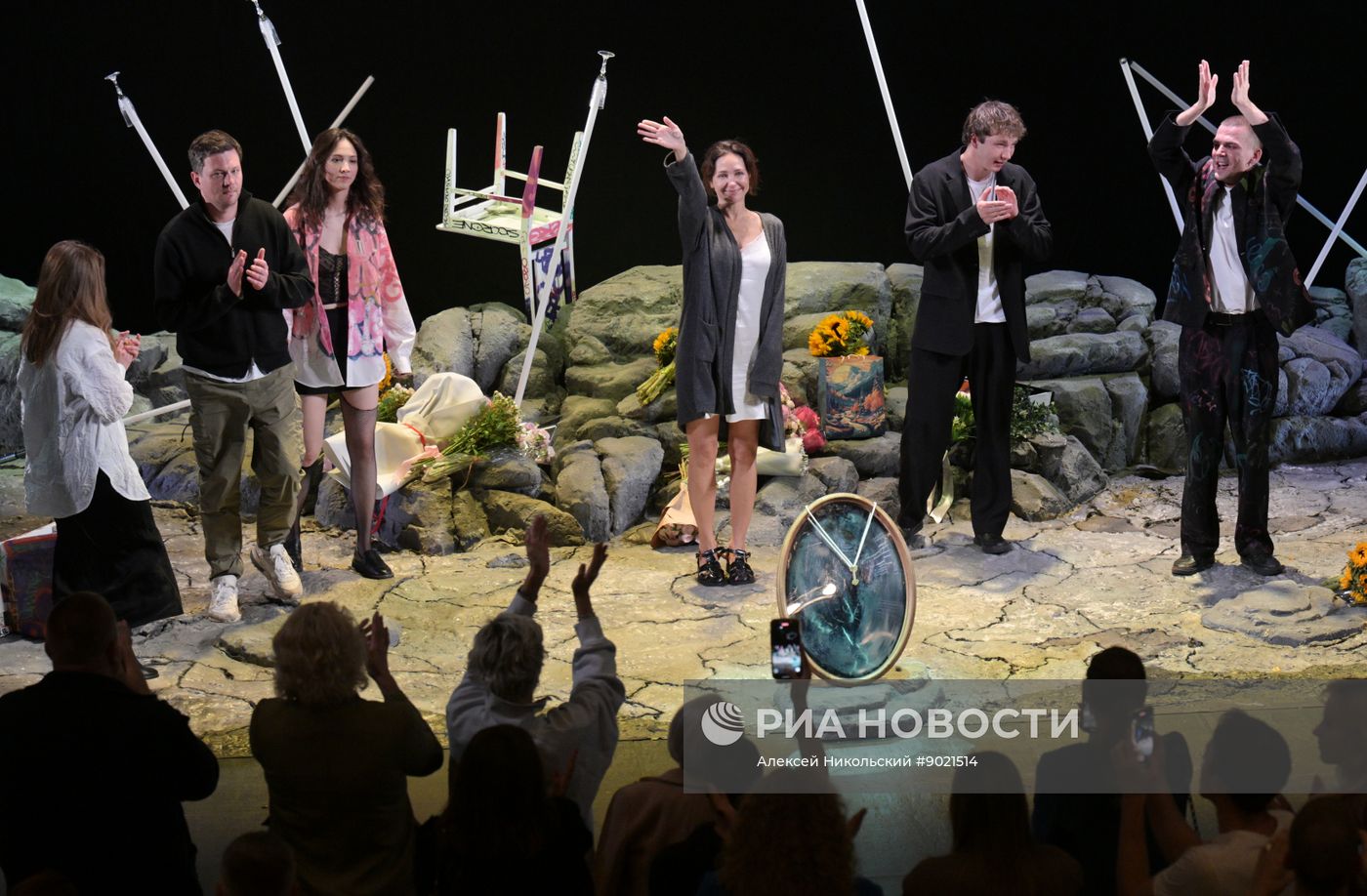 Спектакль "Дорогая Елена Сергеевна"