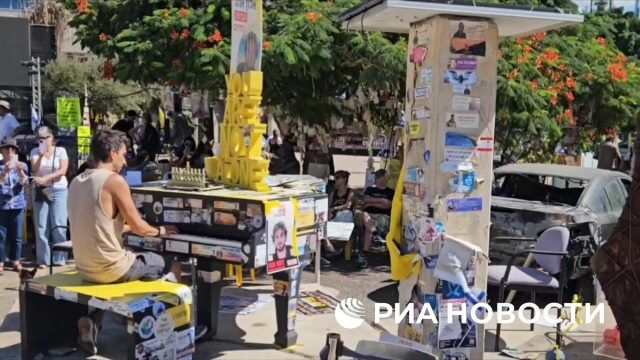 В Тель-Авиве установили макет подземного туннеля, напоминающий о находящихся в плену десятках заложников-израильтян