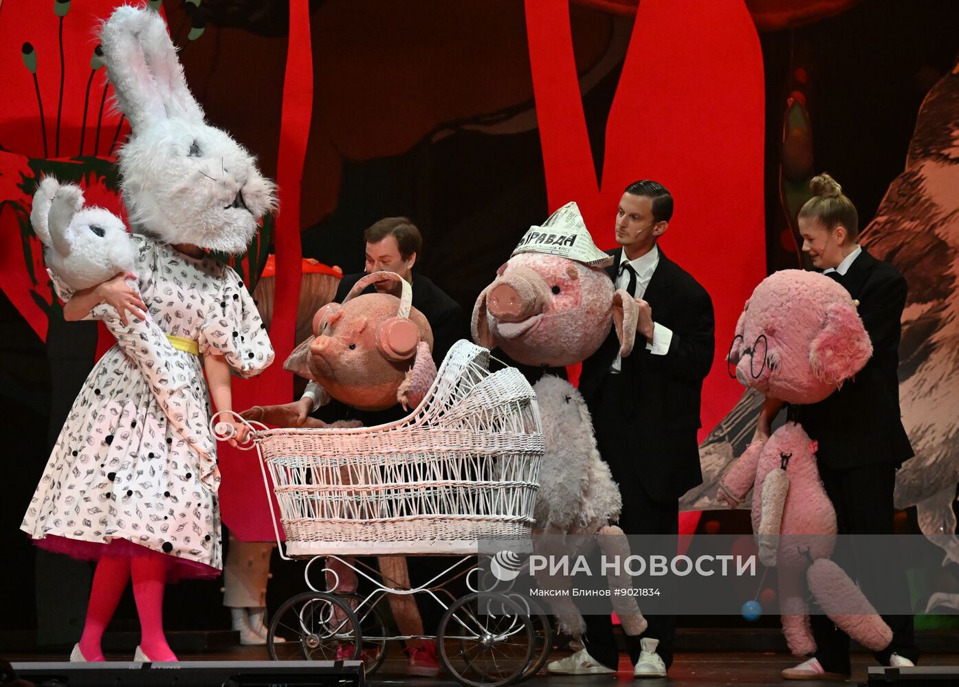 Спектакль "Три поросёнка. Ой" в Театре на Таганке