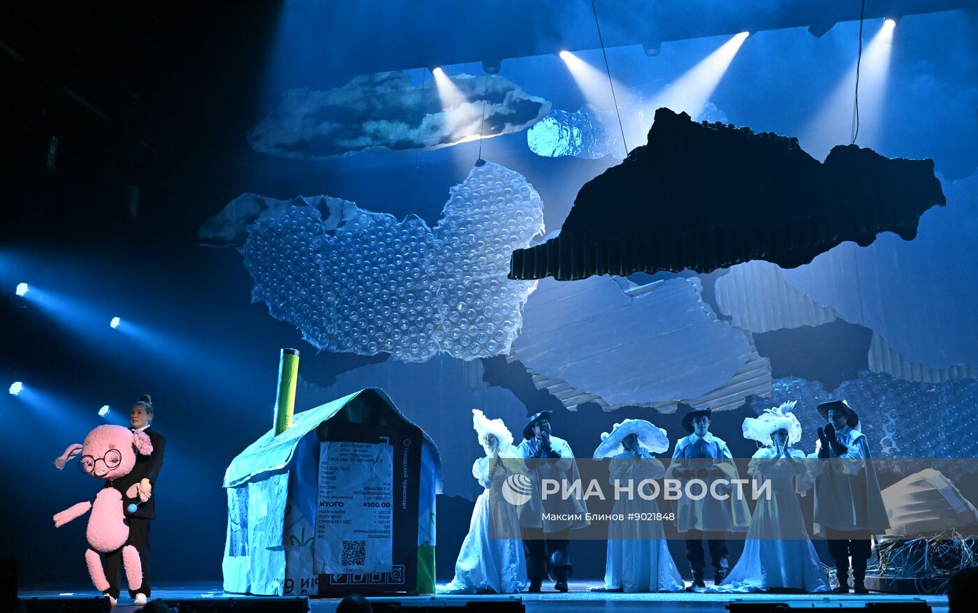 Спектакль "Три поросёнка. Ой" в Театре на Таганке