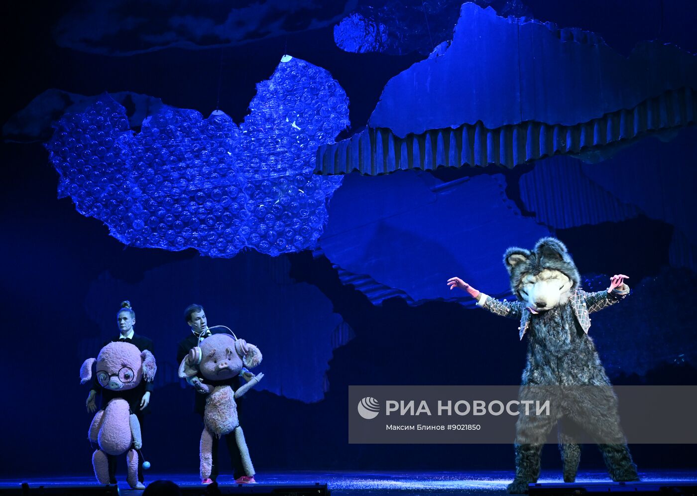 Спектакль "Три поросёнка. Ой" в Театре на Таганке