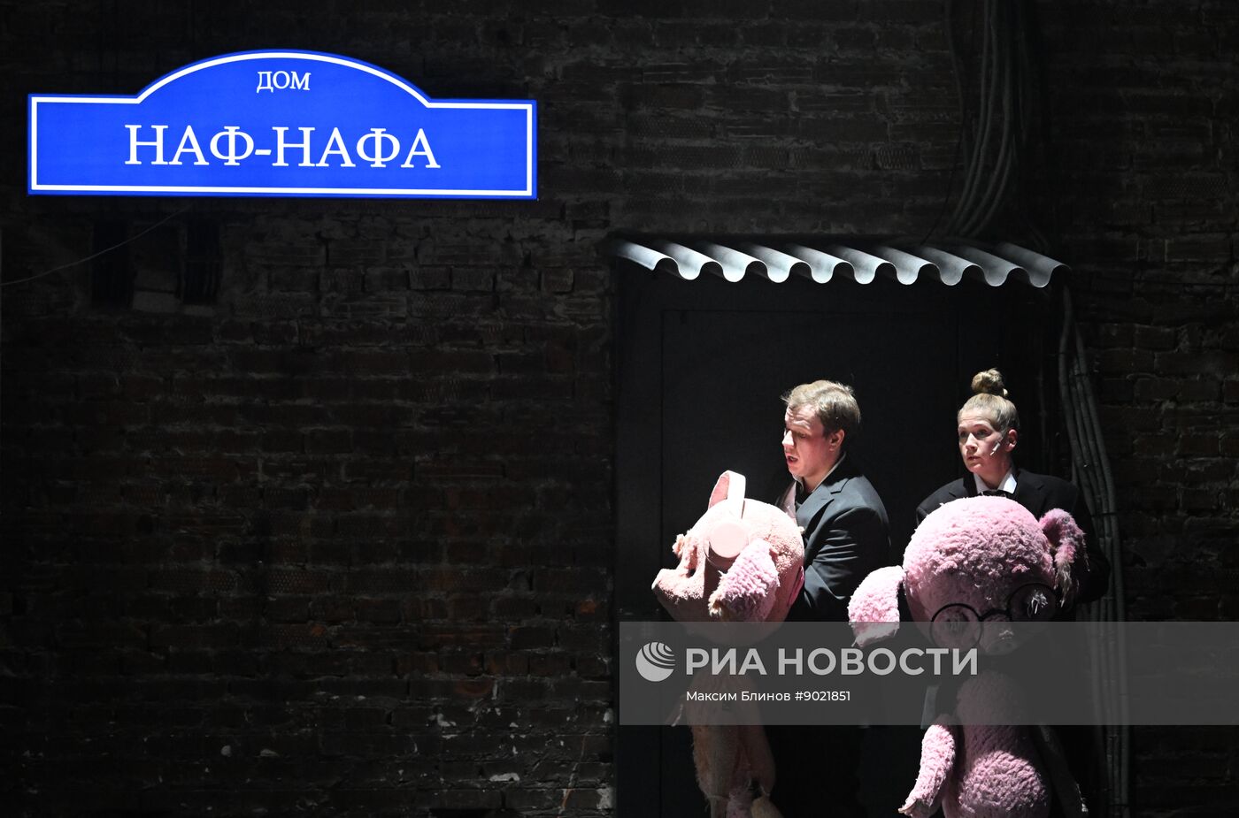 Спектакль "Три поросёнка. Ой" в Театре на Таганке