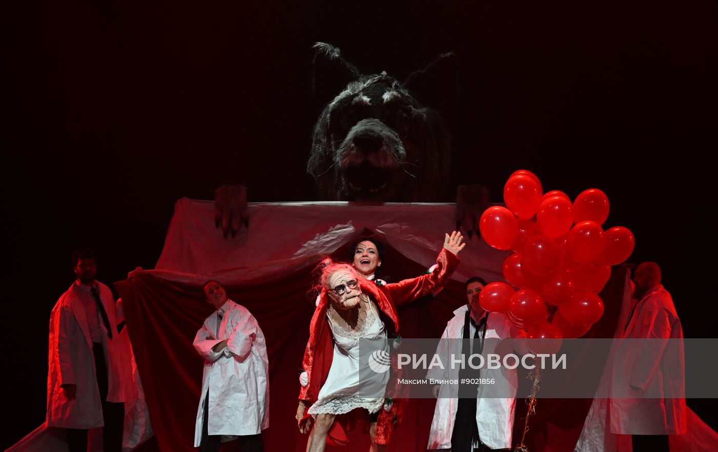 Спектакль "Три поросёнка. Ой" в Театре на Таганке