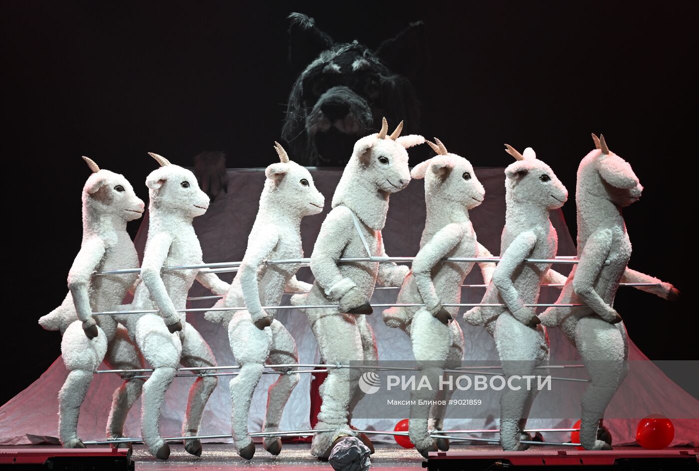 Спектакль "Три поросёнка. Ой" в Театре на Таганке