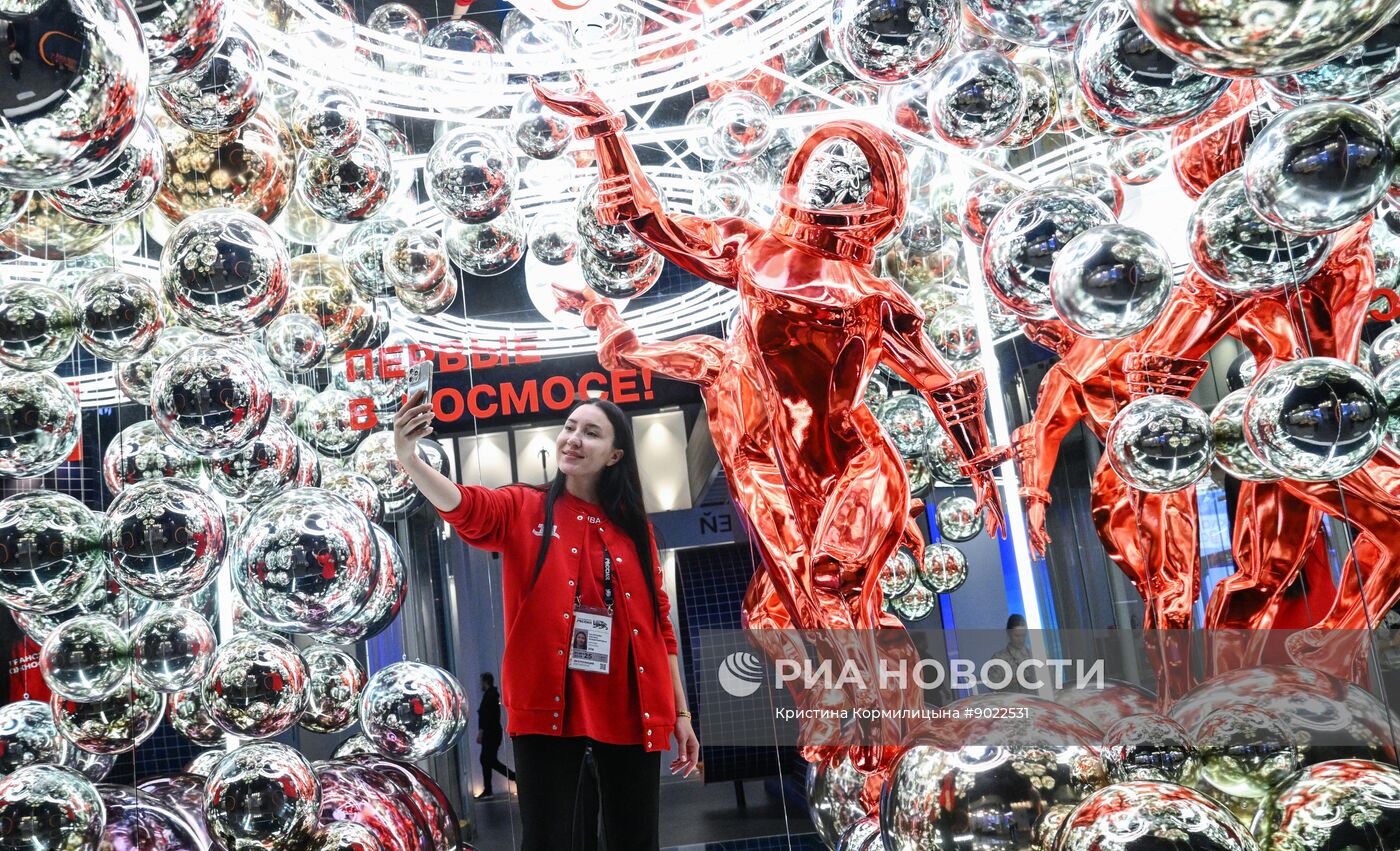 Международный симпозиум "Создавая будущее" в Москве