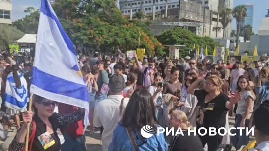 Сотни израильтян на площади в Тель-Авиве в ожидании одобрения правительством соглашения с ХАМАС 