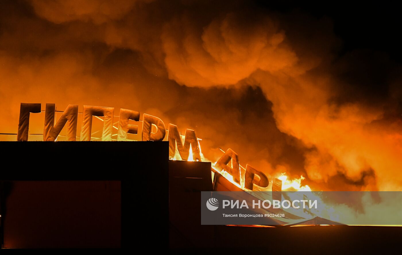 Последствия удара со стороны ВСУ по ТЦ "Сигма" в Донецке