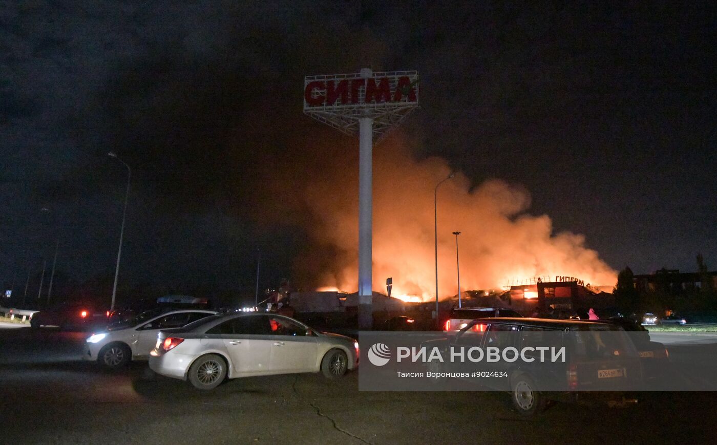 Последствия удара со стороны ВСУ по ТЦ "Сигма" в Донецке