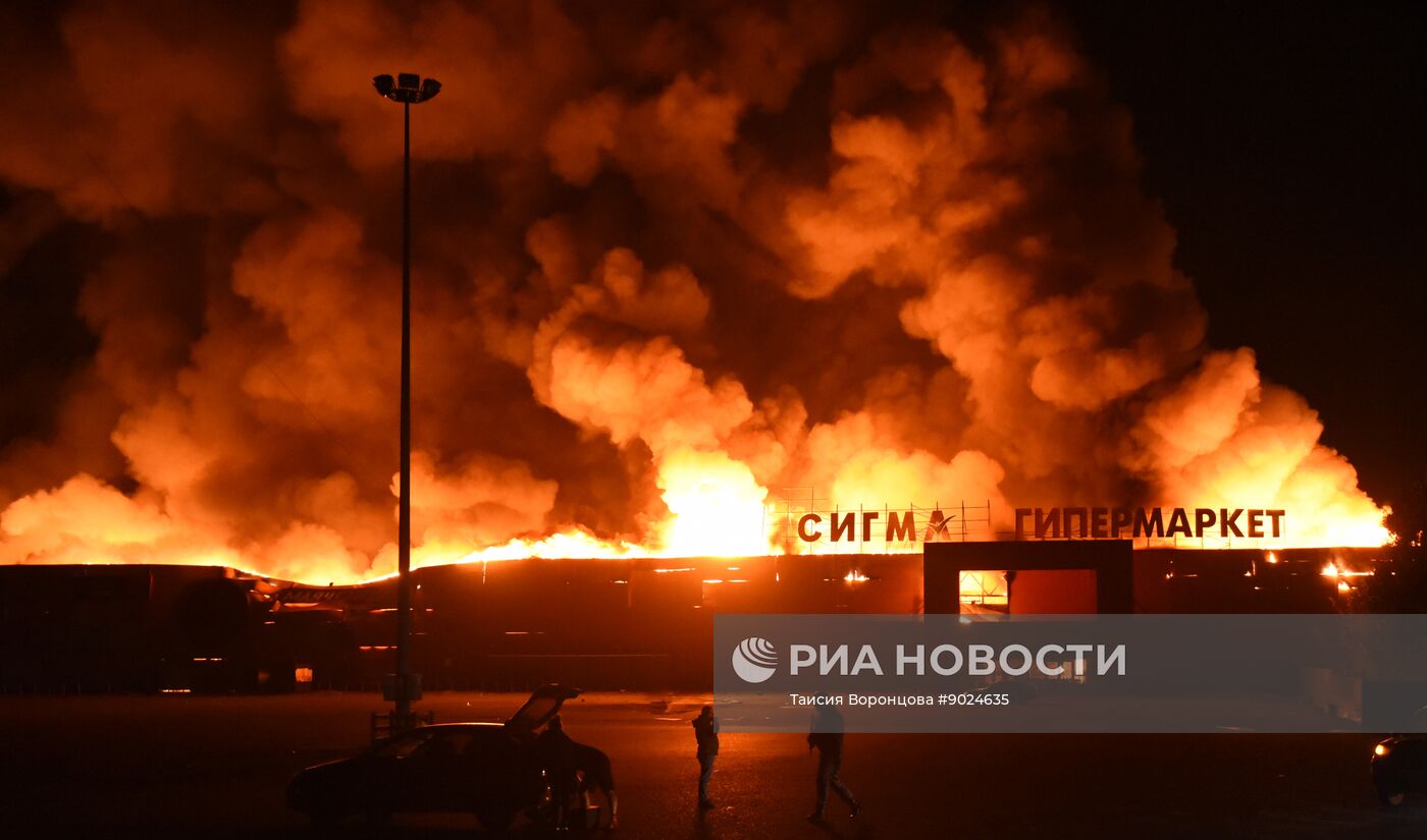 Последствия удара со стороны ВСУ по ТЦ "Сигма" в Донецке