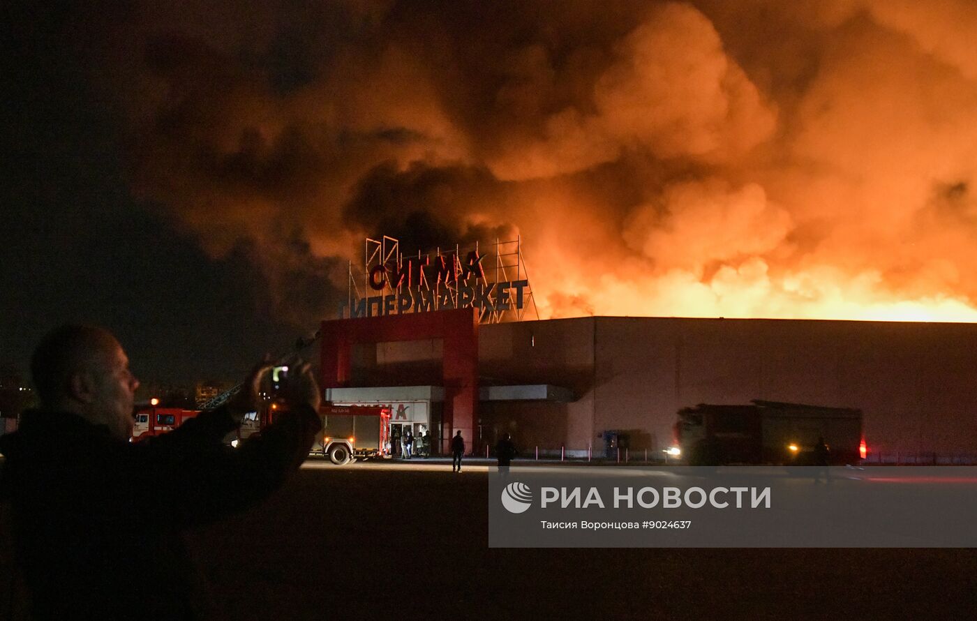 Последствия удара со стороны ВСУ по ТЦ "Сигма" в Донецке