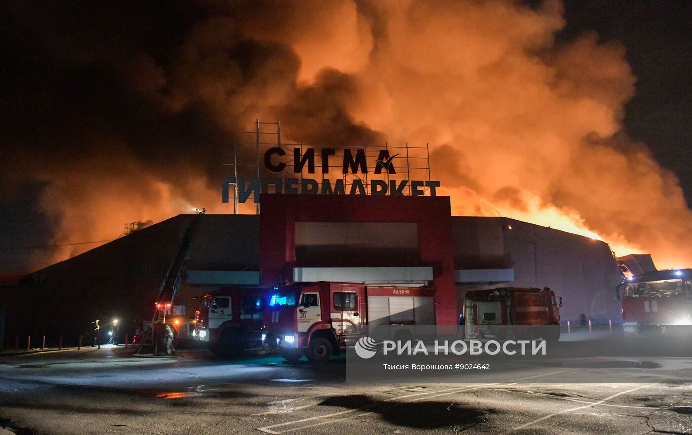 Последствия удара со стороны ВСУ по ТЦ "Сигма" в Донецке