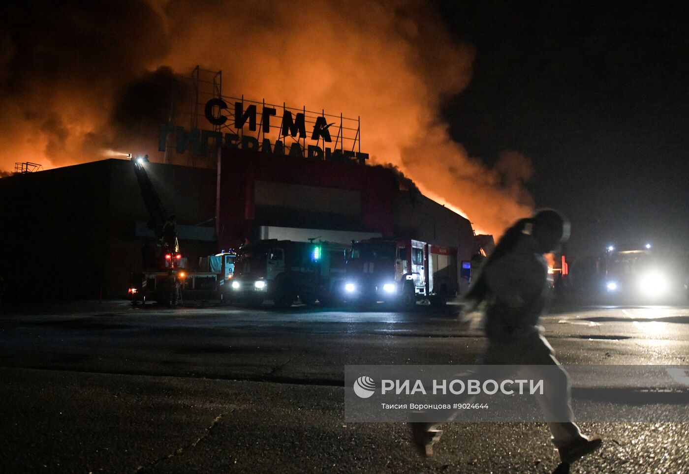 Последствия удара со стороны ВСУ по ТЦ "Сигма" в Донецке