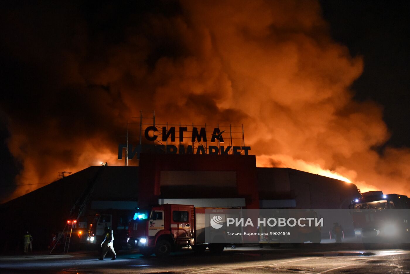 Последствия удара со стороны ВСУ по ТЦ "Сигма" в Донецке