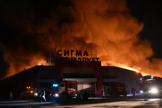 Последствия удара со стороны ВСУ по ТЦ "Сигма" в Донецке